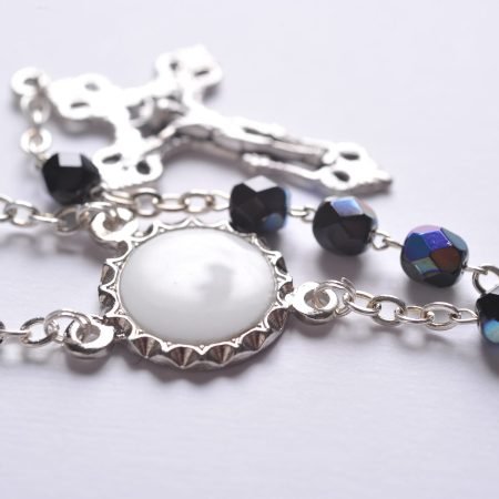 Detalle de corona de cristal negro